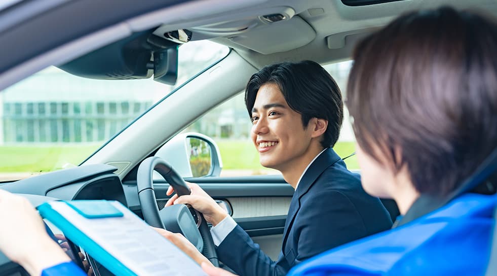車に乗る男性