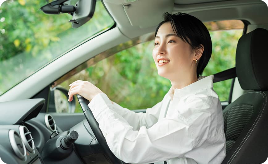 車に乗る女性